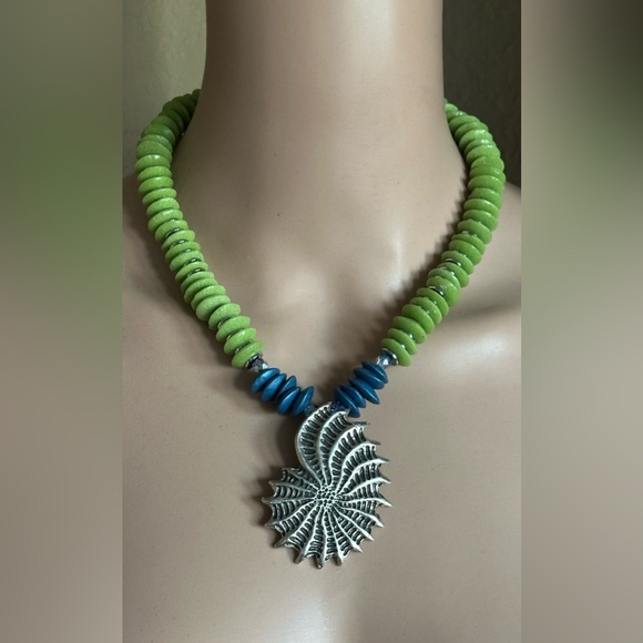 22 inch green and blue beachy necklace NWOT - Picture 14 of 15